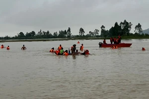 Tìm thấy thi thể hai vợ chồng bị lũ cuốn trôi khi đi khám bệnh 