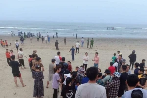 Thanh Hóa: Tắm biển, 2 học sinh bị sóng cuốn tử vong