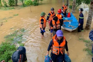 Sơ tán dân khẩn cấp do ngập sâu dọc tuyến sông Lam