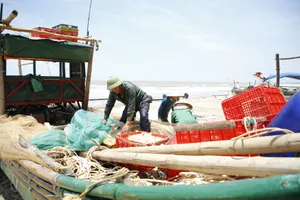 Nhọc nhằn nghề khai thác tép biển 