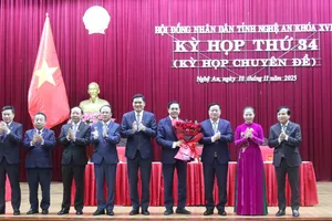 Đồng chí Võ Trọng Hải (thứ 4 từ phải qua) được bầu giữ chức Chủ tịch UBND tỉnh Nghệ An