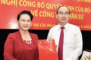 國會主席阮氏金銀頒《決定》予阮善仁同志。（圖片來源：越勇）