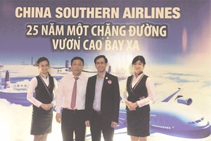 南航胡志明市辦事處總經理崔恆（左二）與客戶合照。（圖片來源：趣兒）