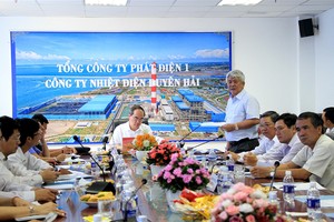 阮善仁同志視察茶榮省沿海電力中心。（圖片來源：國忠）