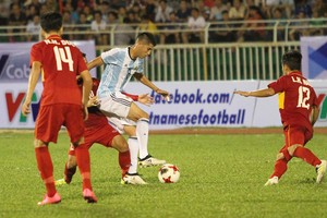 雙方球員在比賽中爭搶激烈。（圖片來源：互聯網）