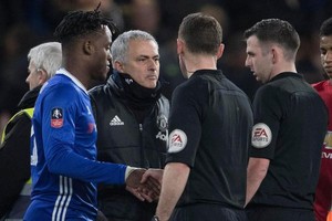 穆帥感謝奧利弗。(圖片來源：互聯網)