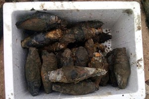 在三平縣委辦事處發現的已生銹武器。（圖片來源：互聯網）