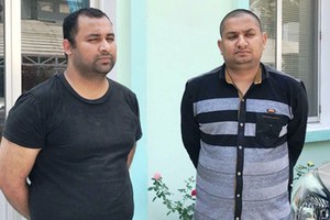 被公安逮捕的拉維‧巴卡什（左）和穆恩‧阿特弗賴。（圖片來源：國勝）