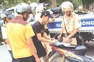 交警對違反交規者進行處罰。（圖片來源：互聯網）