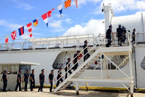 越南海上警察軍官們登上CSB 8020巡邏艇。（圖片來源：美國駐越南大使館）