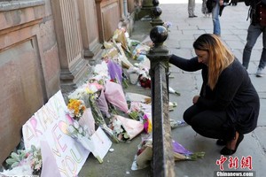 民眾獻花悼念遇難者。（圖片來源：中新網）