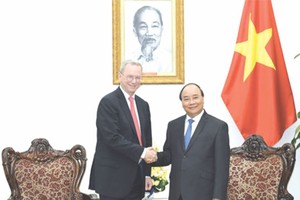 政府總理阮春福接見埃里克‧施密特先生。（圖片來源：政府報）