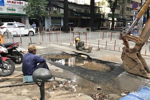 第一郡莫挺芝與陳高雲街四岔路口突然出現巨坑。（圖片來源：G.Minh）