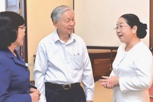 市委副書記武氏蓉(右)與各代表交談。（圖片來源：互聯網）