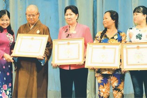 市人道捐血中心主任陳氏如素向捐血者頒發獎狀。（圖片來源：愛心）