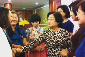 原國家副主席張美華與少數民族同胞交流。（圖片來源：心雨）