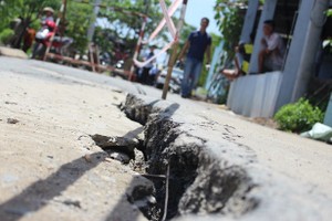 芽皮縣現有多個沿河地點潛伏坍塌危機。（圖片來源：阮安）