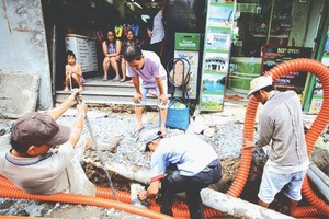 不少經營戶向施工單位移交人行道，以便完成若干項目。（圖片來源：互聯網）