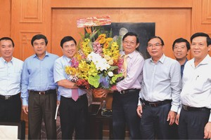 市人委會主席阮成鋒祝賀《西貢解放報》。（圖片來源：西貢解放報）