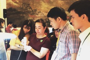 觀眾在參觀數碼牙科新工藝。（圖片來源：仁 建）