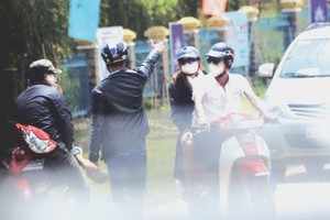 特產中介纏繞汽車、拉扯遊客。（圖片來源：互聯網）