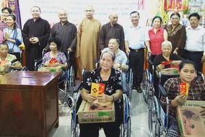 組委會向殘疾人士贈送輪椅。（圖片來源：愛心）