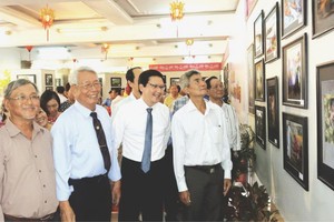 陳傑魯(左二)向各貴賓介紹攝影展。（圖片來源：仁建）