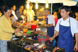 燒烤食物吸引眾人愛吃。（圖片來源：互聯網）