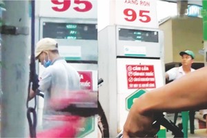 德利加油站兩人員施展詐騙手段。（圖片來源：互聯網）