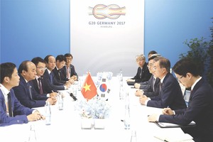 阮春福總理與韓國總統文在寅舉行會議。（圖片來源：互聯網）