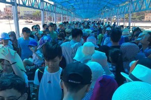 天氣惡劣上萬遊客被困姑蘇島。（圖片來源：互聯網）