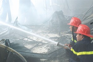 諒山西貢街市發生大火。（圖片來源：互聯網）