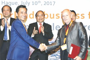 政府總理阮春福見證兩國企業合作文件移交儀式。（圖片來源：互聯網）