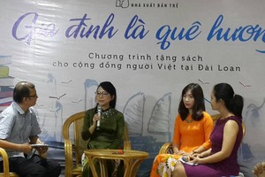 陳凰鳳女士正在與越裔同胞交流。（圖片來源：心雨）