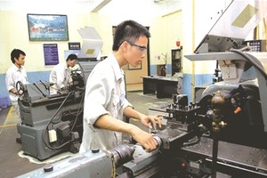 須加強為配套工業培訓技術工人。（圖片來源：互聯網）