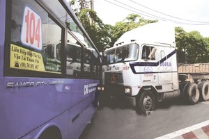 集裝箱車側翻壓倒巴士。（圖片來源：互聯網）