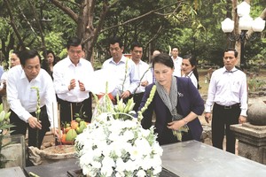 國會主席阮氏金銀在武氏六烈士陵墓上香緬懷。（圖片來源：互聯網）