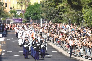 士兵在尼斯恐襲一週年紀念活動中行進。（圖片來源：互聯網）