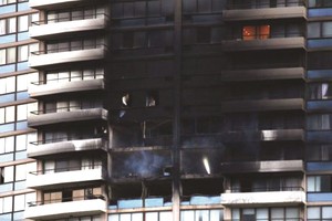 公寓的外牆被燒成黑色。（圖片來源：互聯網）