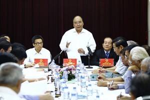 阮春福總理與文藝工作者舉行會議。（圖片來源：互聯網）