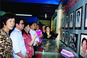 代表團參觀地下印刷室。