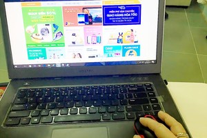 各電子商務網站經常大減價以吸引客戶。