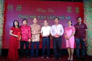 　　何冠忠伉儷（左起第一、二人）把樂助金交予各單位代表合照。