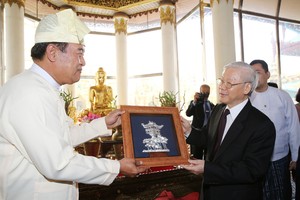 阮富仲總書記向緬甸瑞光大金塔贈送紀念品。