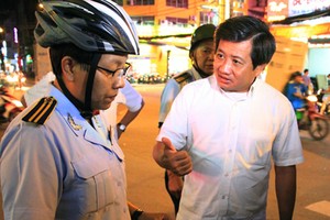 段玉海副主席檢查各坊的人行道秩序。