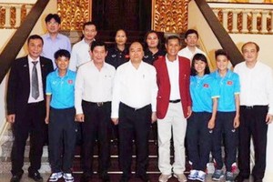 阮春福總理與越南女足隊成員合照。