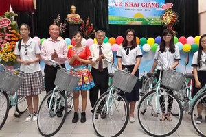 啟秀校友會贊助2700本練習簿、亞洲餅家總經理高肇力贈送5輛自行車給5名考取第一名的高中生