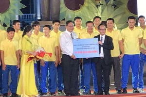 張豐裕先生（前排右一）向市排球協會贊助經費。