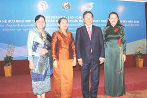 政府副總理范平明與３國婦聯會主席合影。