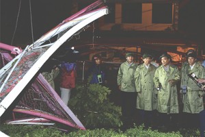 政府總理阮春福（右二）視察廣平省指導災後恢復生活生產工作。